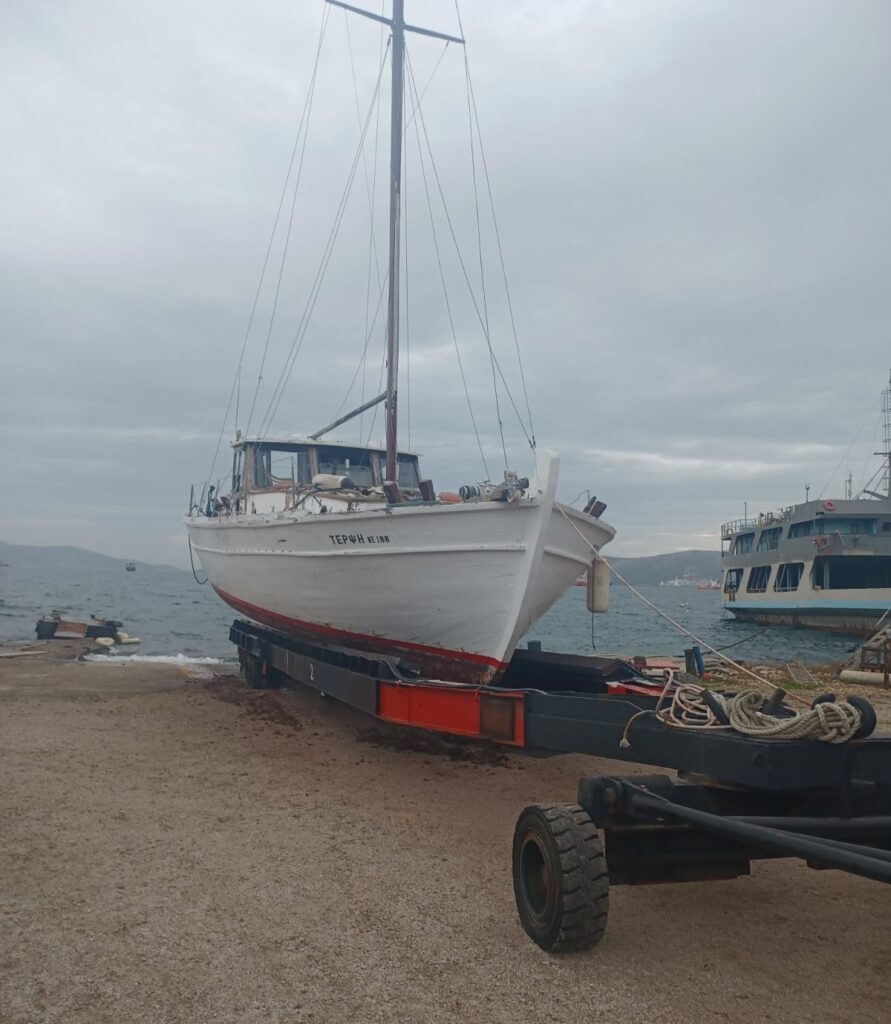 Ανέλκυση καθέλκθυση σκάφους ελευσίνα γλύστρα